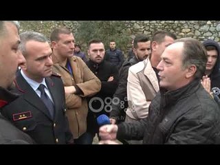 Ora News - "Jelekët e verdhë" të Francës bëhen portokalli në Astir, bllokohet rruga