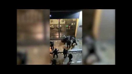 Un homme roué de coups par des policiers à Paris le 1er décembre