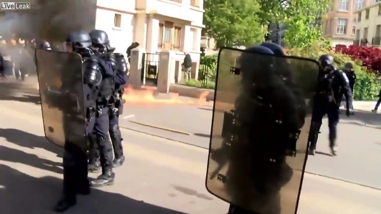 Cocktails Molotov sur les CRS à Paris par les Gilets Jaunes
