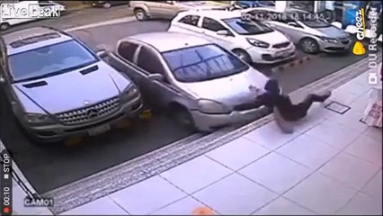 Il se fait écraser le pied en guidant un conducteur sur un parking !