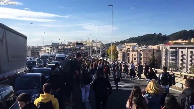 Les étudiants bloquent Marseille en marchant sur l'autoroute ! #GiletsJaunes