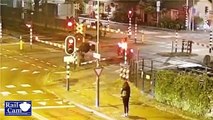 Un homme en scooter regarde une fille dans la rue et se prend la barrière du passage à niveau