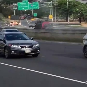 Quand une grosse remorque roule seule sur l'autoroute sans son camion...