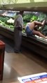 Une femme folle se jette sur l'étalage des légumes au supermarché et se frotte avec une salade !