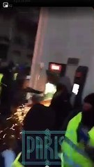 Des casseurs attaquent un distributeur de billets avec une disqueuse #giletjaune
