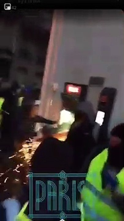 Des casseurs attaquent un distributeur de billets avec une disqueuse #giletjaune