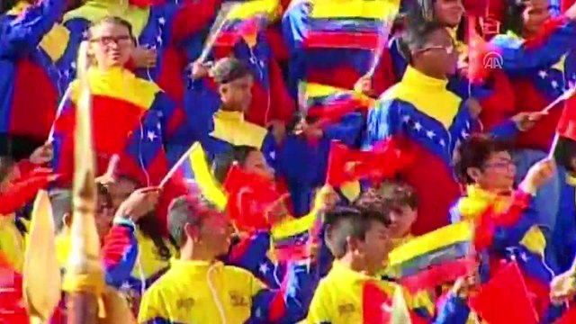 Maduro, rüzgardan yere düşen Türk bayrağını kaldırdı - CARACAS