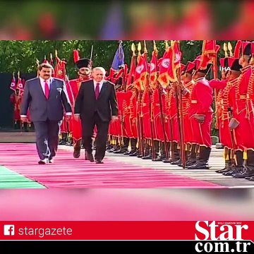 Venezuela Devlet Başkanı Maduro, yere düşen Türk bayrağını yerden kaldırdı