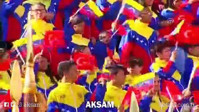 Maduro, rüzgardan yere düşen Türk bayrağını kaldırdı