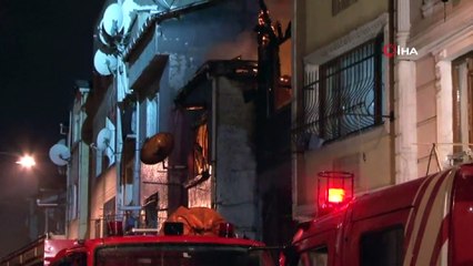 Beyoğlu’nda iki katlı bina alev alev yandı