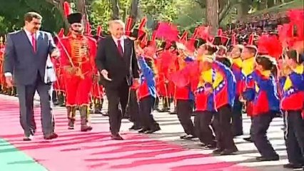 Video | Maduro, yere düşen Türk bayrağını kaldırdı