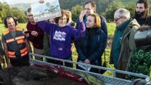 Científicos del MUJA consiguen recuperar una huella de DINOSAURIO en los acantilados de Tazones, Asturias