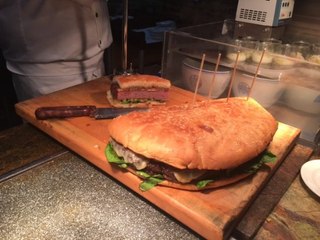 فيديو: بسندوتش همبرغر ضخم.. شيف تركي يشعل الأجواء!