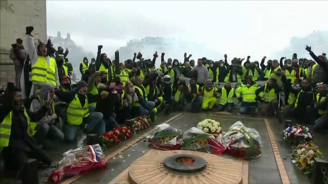 "J'ai décidé de rester en statique dans les gaz." Ce gilet jaune explique comment il a protégé la tombe du soldat inconnu samedi