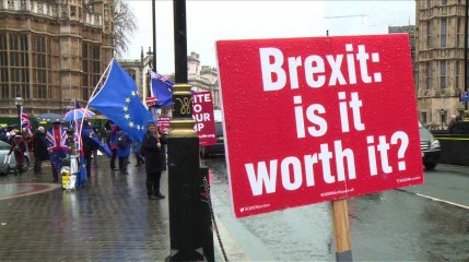 Londres: des manifestants pro et anti-Brexit devant le Parlement