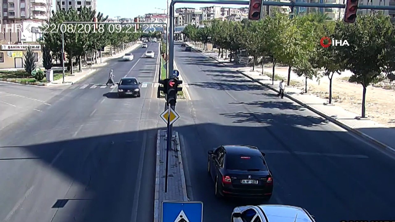 Dikkatsiz sürücüler kazaya neden oldu. O anlara kamerada