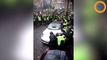Des casseurs détruisent une Porsche à Paris !