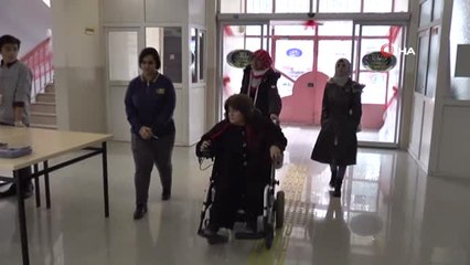 Lise Öğrencileri Engelliler İçin Kermes Açtı