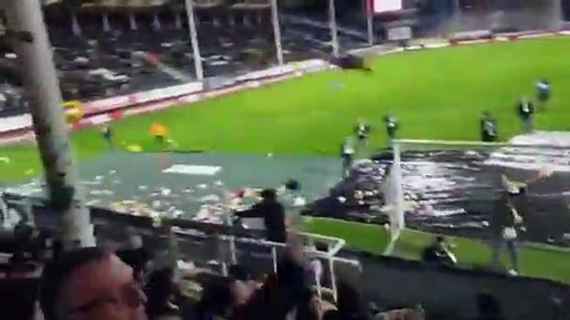 ¡Gesto de Admirar! Los Aficionados del Charleroi Lanzan Peluches Para los Niños sin Recursos