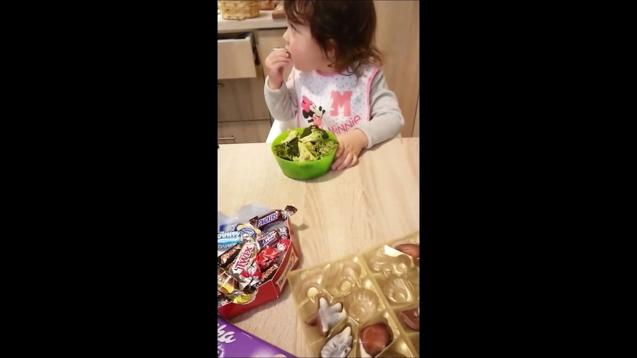 Cette petite fille qui préfère manger des brocolis plutôt que des sucreries affole les internautes
