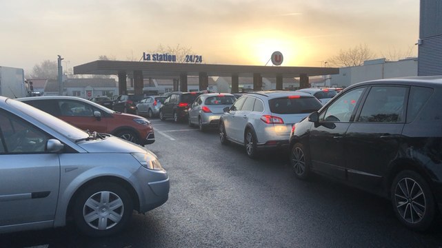 Ce mardi mardi matin, ça bouchonne aux stations-service