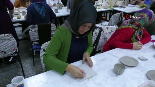 Kadınlar Çamuru Sanata Dönüştürüyor
