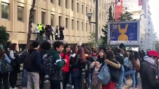 Marseille : des lycéens manifestent devant l'Inspection académique