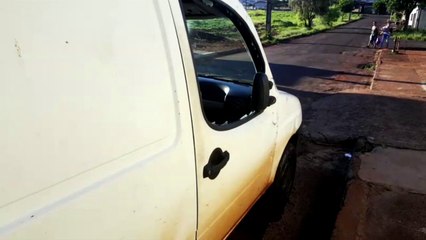 Carro tomba em colisão de trânsito no Bairro Interlagos