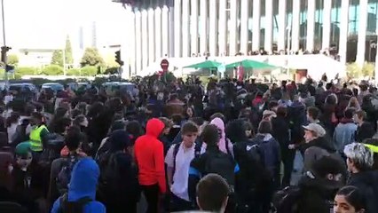 Marseille : repoussés par les CRS, les lycéens se réunissent à la faculté Saint-Charles