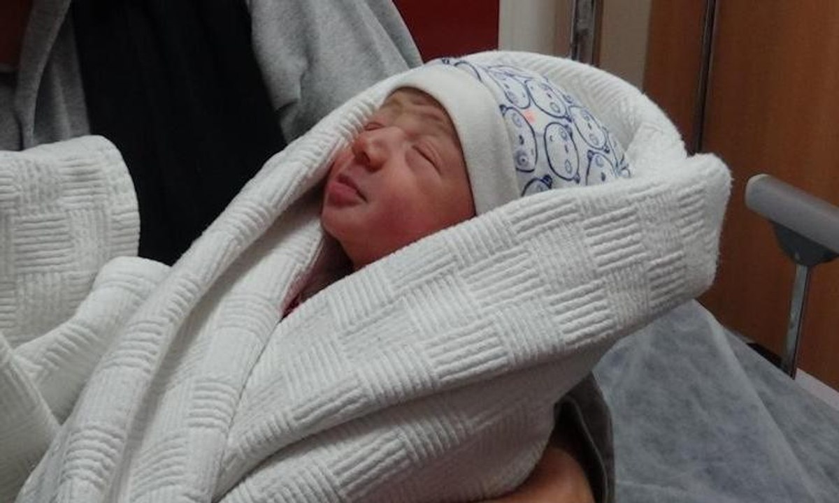 Yol kenarında yeni doğmuş bebek bulundu