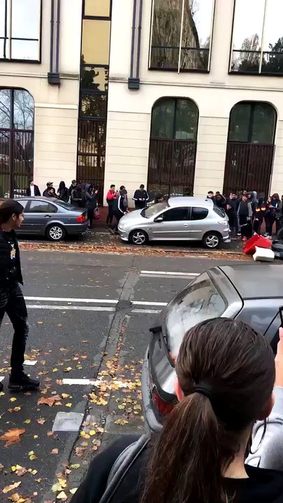 Des lycéens retournent des voitures stationnées dans la rue à Orléans