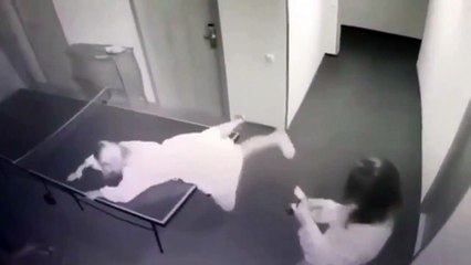 Quand deux filles veulent prendre un selfie sur une table de ping-pong