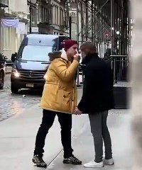 Deux hommes s'affrontent à grands coups de doigt d'honneur