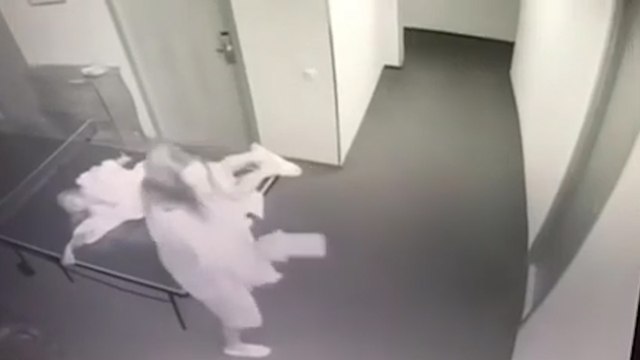 Il ne faut jamais faire un selfie sur une table de ping pong !