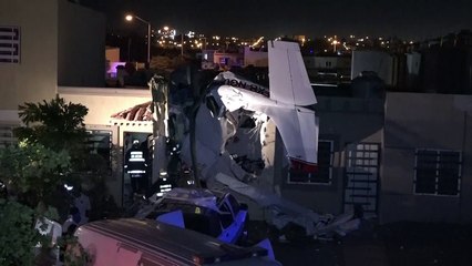 Avioneta cae sobre una casa en México y deja cuatro muertos