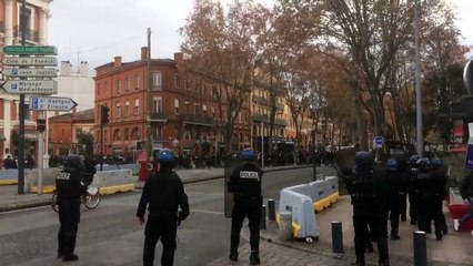 Download Video: Gilets jaunes - Manifestation des lycéens : Un lycée incendié près de Toulouse, un élève gravement blessé au visage