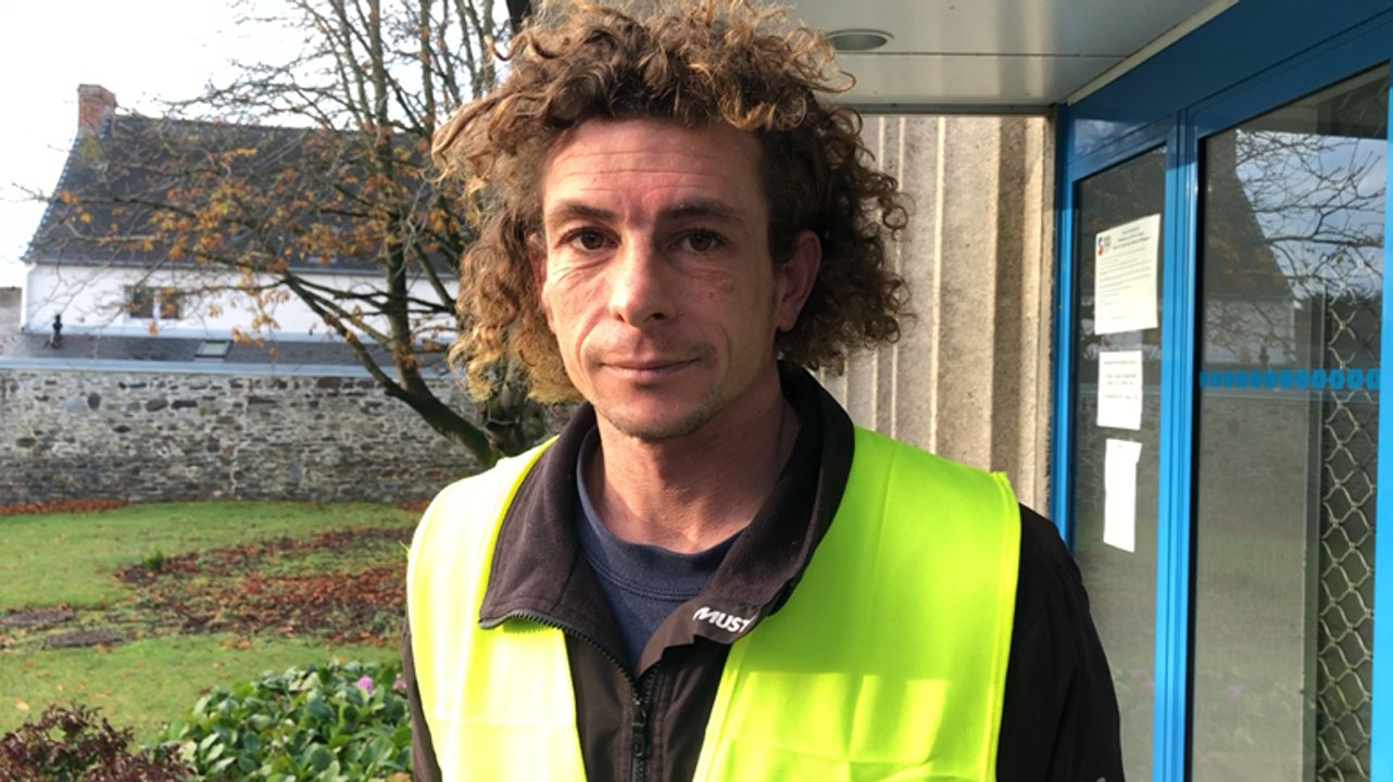 Le centre des impôts bloqué par des gilets jaunes