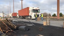 Entrée au compte-gouttes devant les terminaux conteneurs et rouliers du Grand port