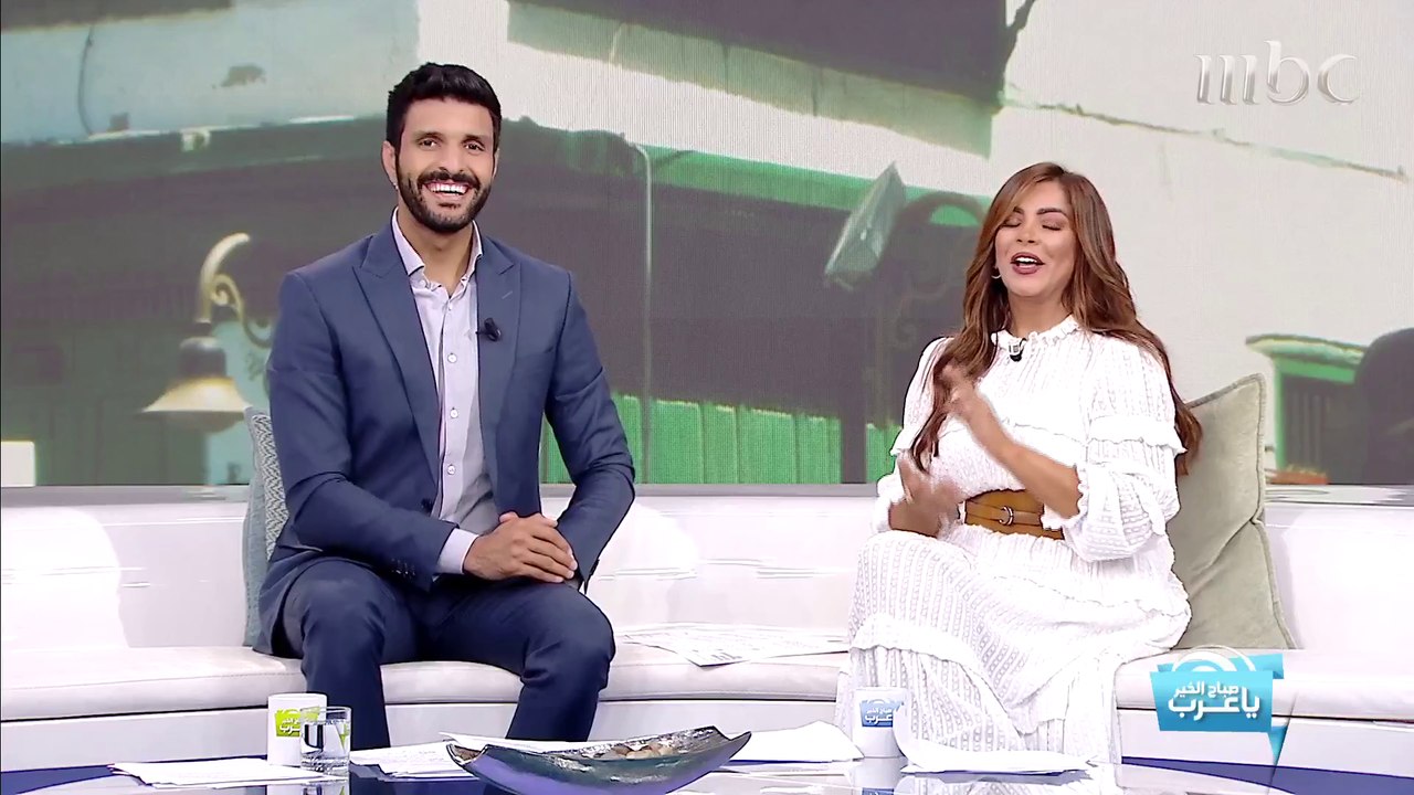لفنانة التشكيلية "علياء البازعي تطوع القهوة وتمزجها بشكل يقدم أجود اللوحات الإبداعية"