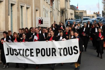 VIDEO. Les avocats manifestent dans les rues de Blois