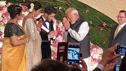 Priyanka और Nick के Reception में PM Narendra Modi ने पारंपारिक अंदाज में किया नमस्कार | Boldsky