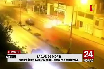 Chimbote: dos camionetas impactan aparatosamente y derriban poste de alumbrado público