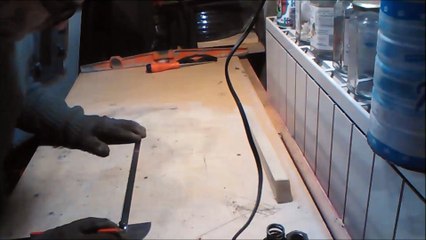 Tabouret design et style industriel avec un siège de tracteur.