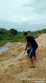 E tmerrshme, djali tërheq zvarrë nënën dhe e hedh në liqen (Video)Një video me pamje vërtet shqetësuese po qarkullon së fundmi në rrjete sociale. Në të shihet një