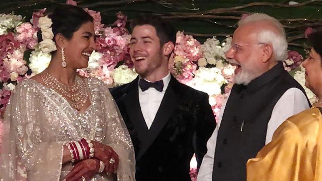 Priyanka Chopra और Nick Jonas के Reception में किस बात पर हंसे PM Narendra Modi | FilmiBeat