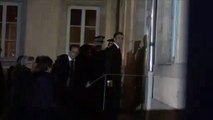 Emmanuel Macron sort de la préfecture du Puy-en-Velay