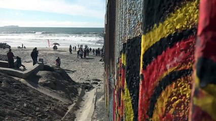 Migrantes tentam atravessar fronteira