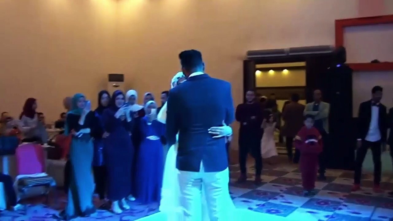 عريس فاجأ عروسته فى حفل الزفاف بأغنية على إسمها أبهرت الجميع .. روووووعه