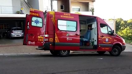 Homem é socorrido após sofrer queda de escada