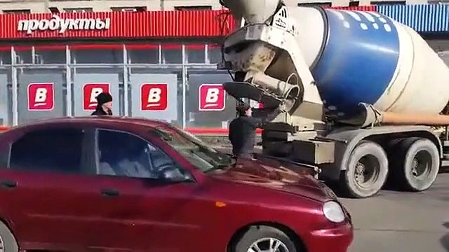 Il remplit la voiture de sa femme infidèle avec du béton... Belle vengeance
